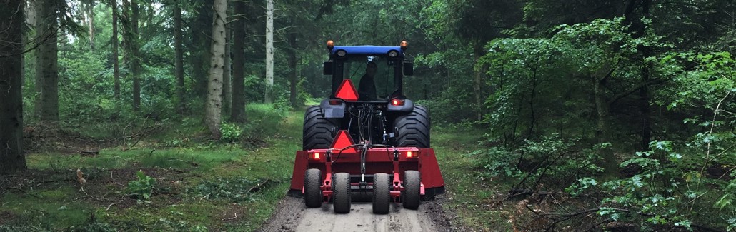 Billede af traktor, som afretter vejene i skoven
