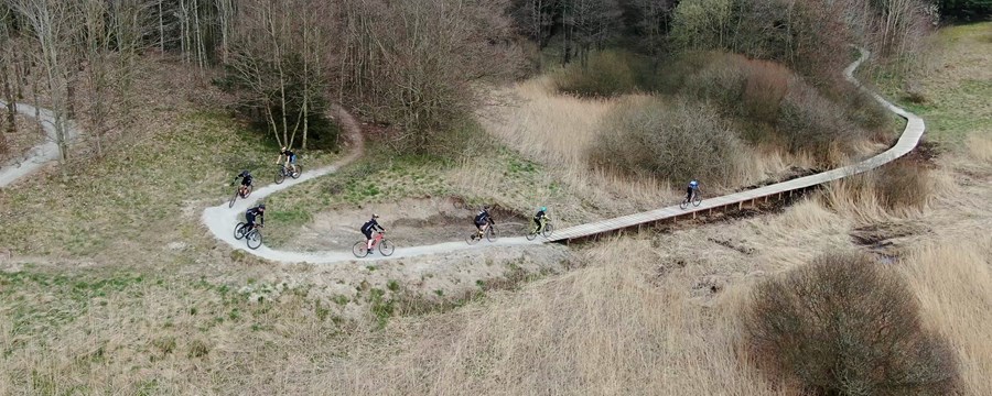 Billede af mountainbike-ryttere som køre på en sti i Østervrå