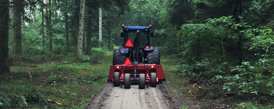 Billede af traktor, som afretter vejene i skoven 