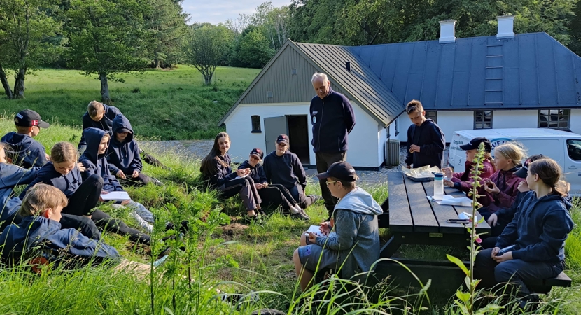 Junior Rangere sidder i naturen